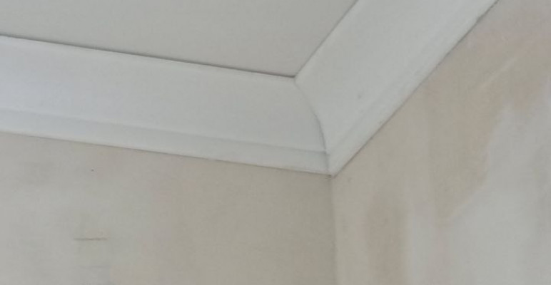Особенности поклейки полиуретановых потолочных плинтусов